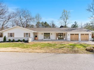 2 E Crestwood Dr, Rogers, AR 72756