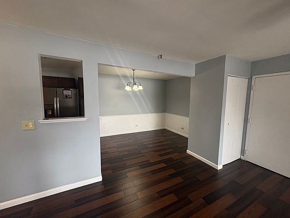 3rd image of 21W581 North Ave APT 77