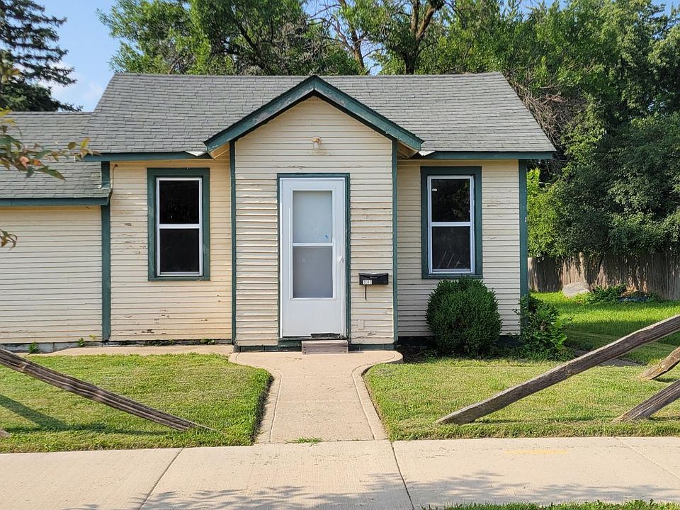 1st image of 1013 15th St E