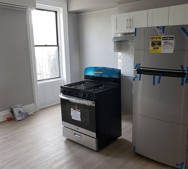 1st image of 187 Hart St Floor 3