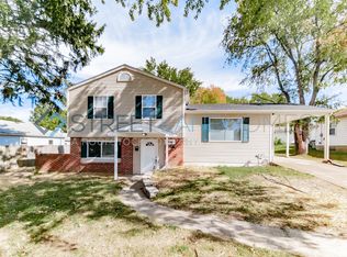 30 Bon Aire Dr, Florissant, MO 63033