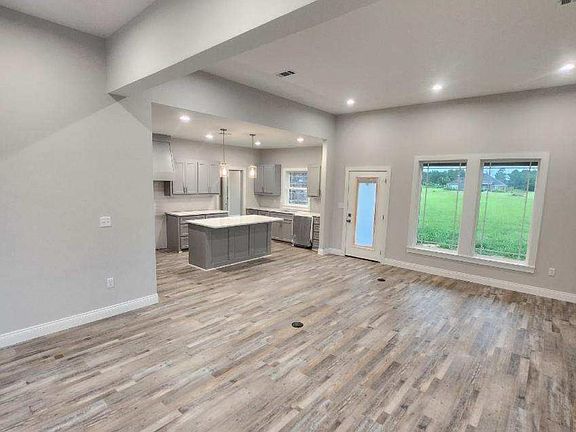 3rd image of 23 Twin Oaks Ln
