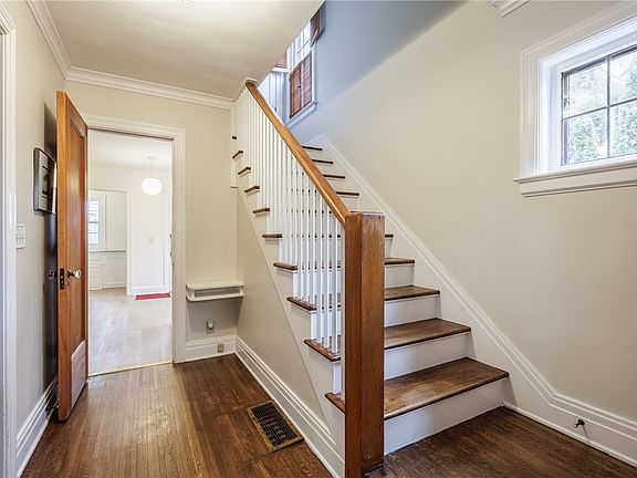 5th image of 275 Yarmouth Rd