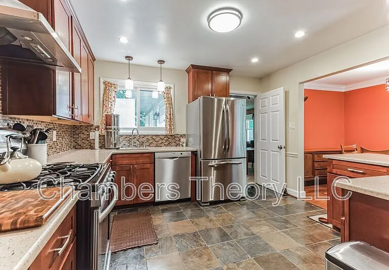 10211 Fox Ln — Photo 25