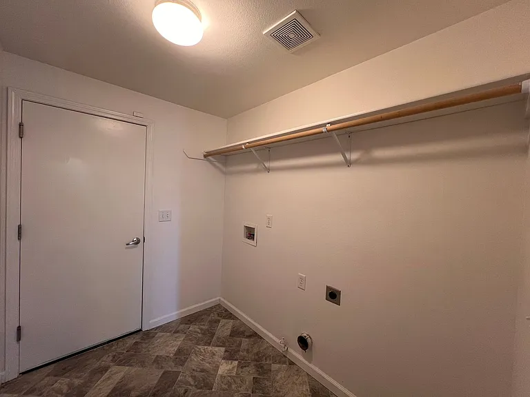 2628 Elizabeth Pkwy — Photo 31