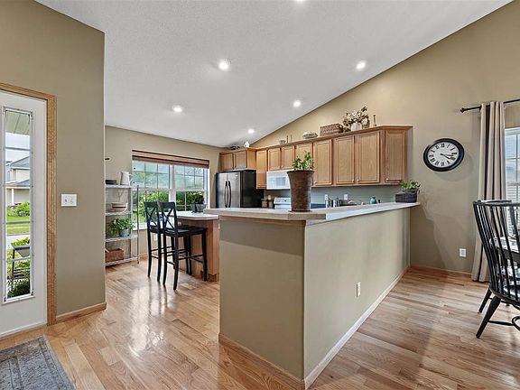 5th image of 1375 Deerfield Dr