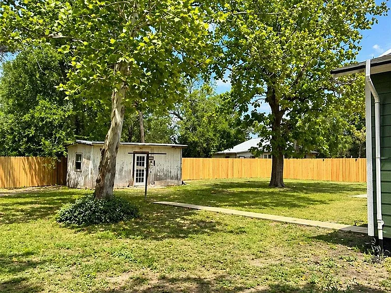223 NW Front St — Photo 32