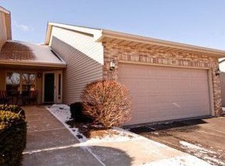 911 Foxpointe Dr, Sycamore, IL 60178