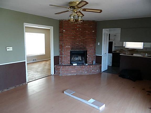 5th image of 734 Dumont Dr