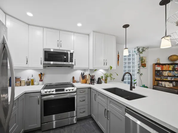 3187 Mountain Hwy #202, North Vancouver, BC V7K 2H4