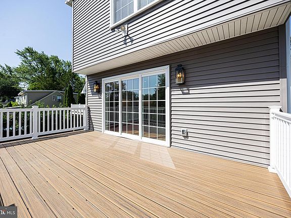 4th image of 611 Summer St