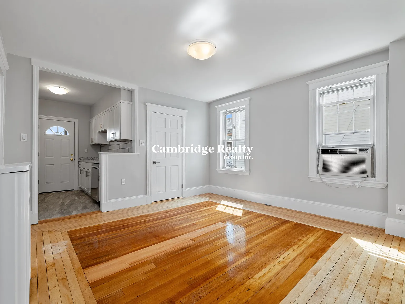 4 bed, 1.0 bath, 1200 sqft, $5,200 — Photo 2