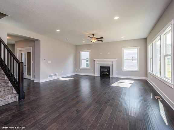 5th image of 300 NE Prairie Wolf Dr