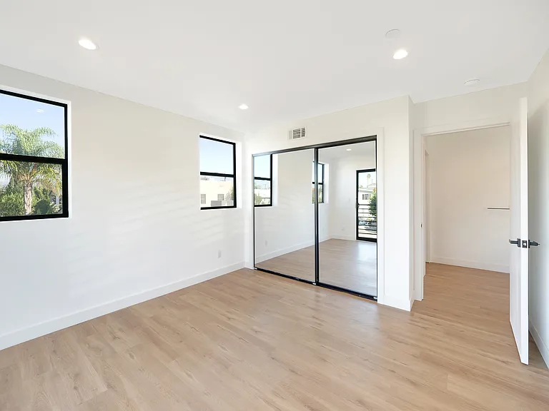 1858 S Redondo Blvd #5/6 — Photo 18
