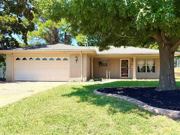 2228 S 11th St, Chickasha, OK 73018