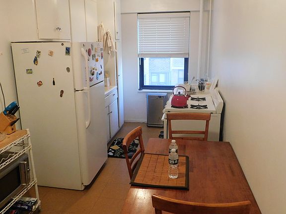 5th image of 385 Grand St APT L1007