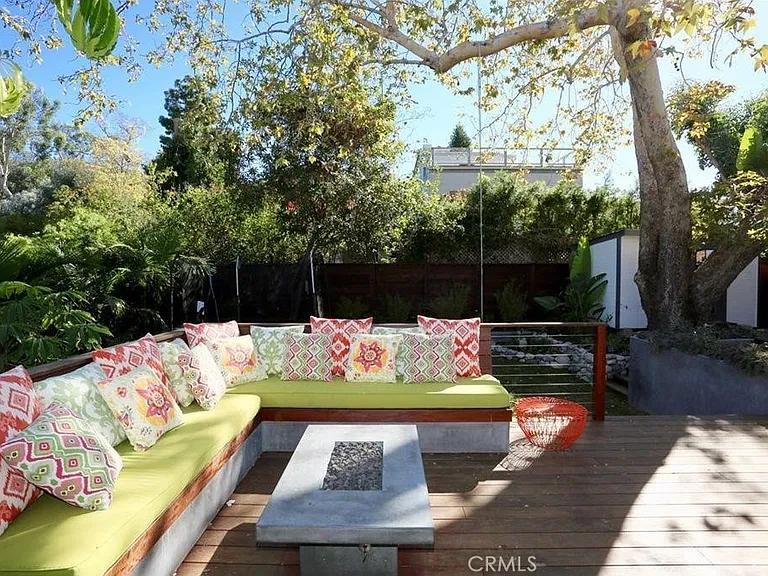 555 Bluebird Canyon Dr — Photo 3