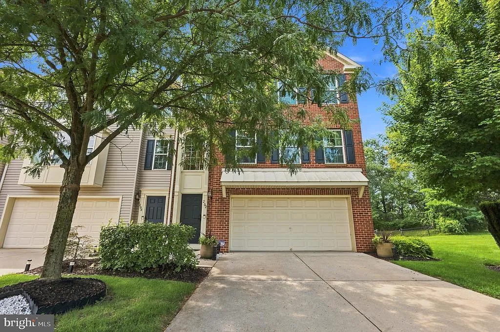3 bed, 1.5 bath, 2400 sqft, $3,900 — Photo 1