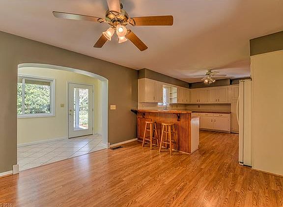 3rd image of 64 Bumblebee Ln