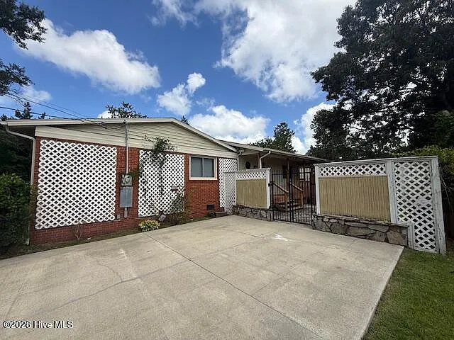 3 bed, 2.0 bath, 2268 sqft, $1,750 — Photo 2