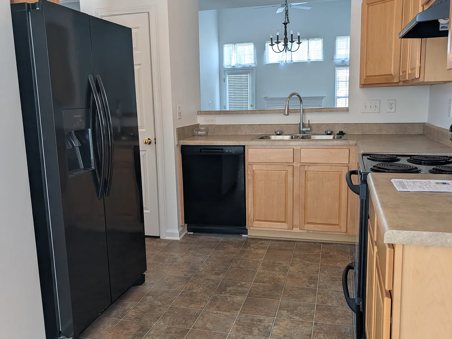 3 bed, 2.5 bath, 1900 sqft, $1,950 — Photo 4