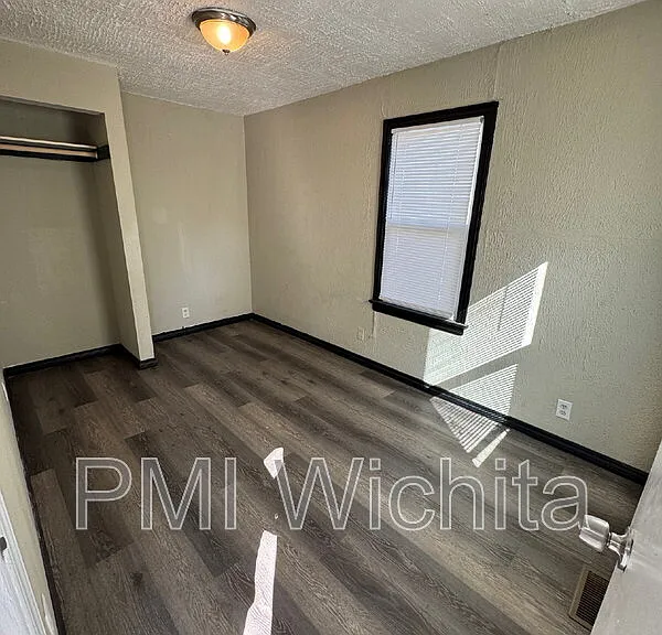 1931 S Washington Ave — Photo 3