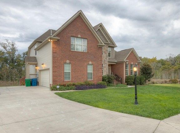 3rd image of 930 Manassas Dr #279