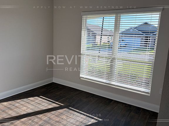 3rd image of 14930 Dayton Cir