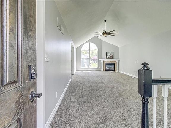 4th image of 705 SW Graystone Dr