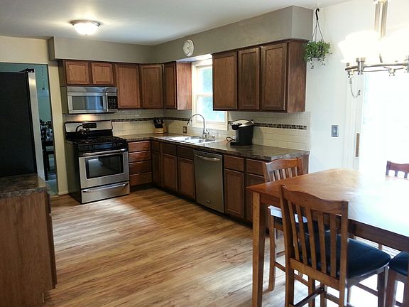 Open kitchen w/eating area
