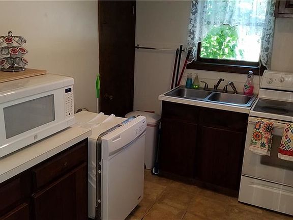 3rd image of 36 Pine St