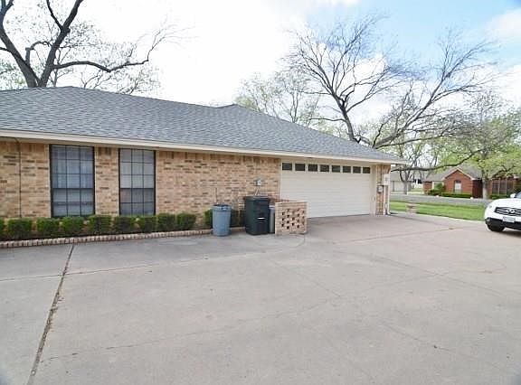 VERY WIDE & LONG DRIVEWAY ALLOWING EASY USE