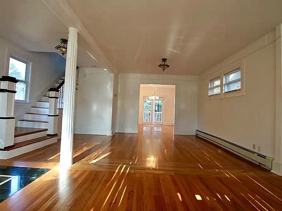 3rd image of 1522 Dwight Pl