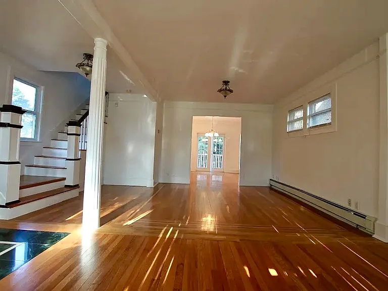 1522 Dwight Pl — Photo 3