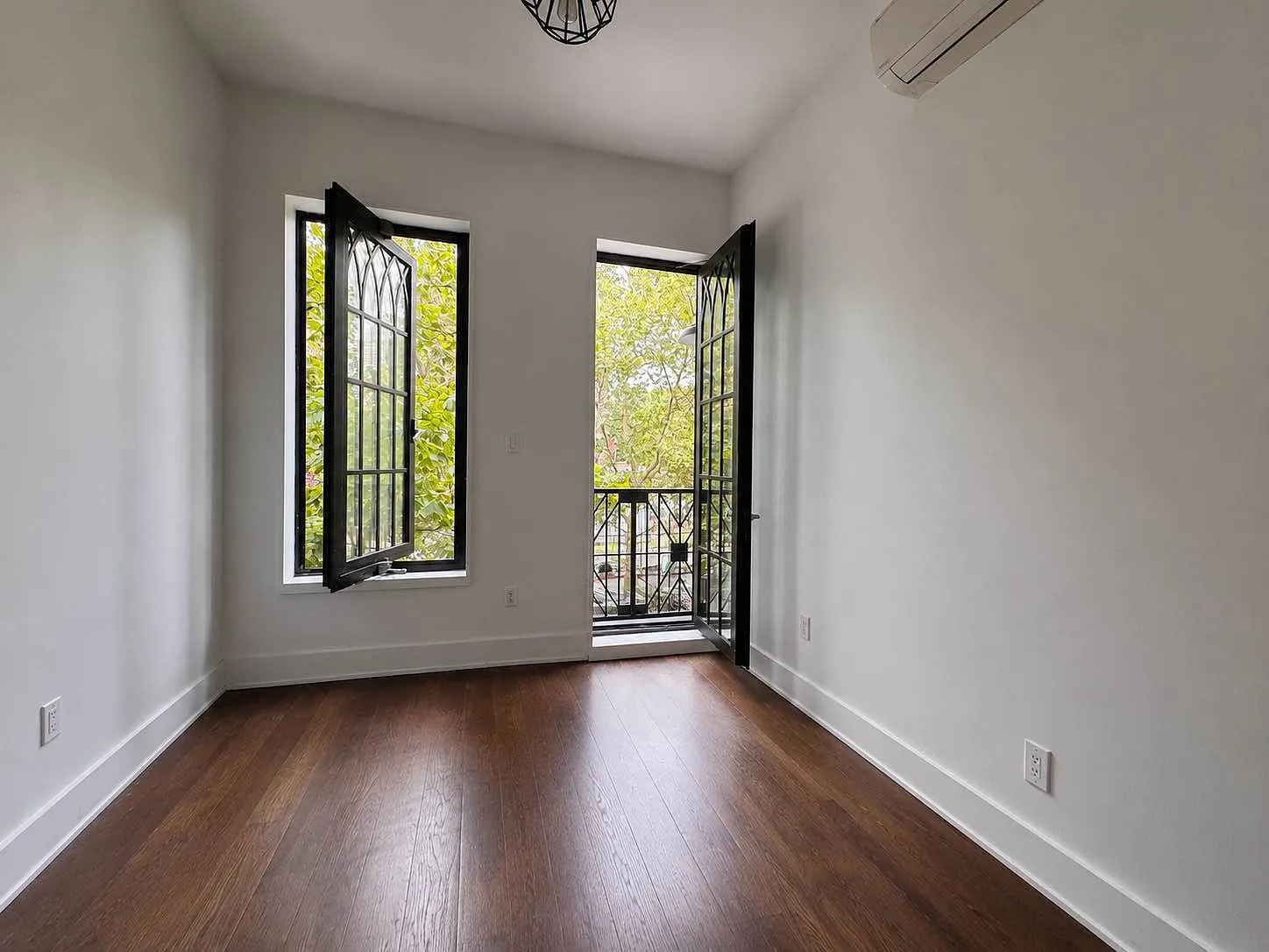 1487 Broadway — Photo 4