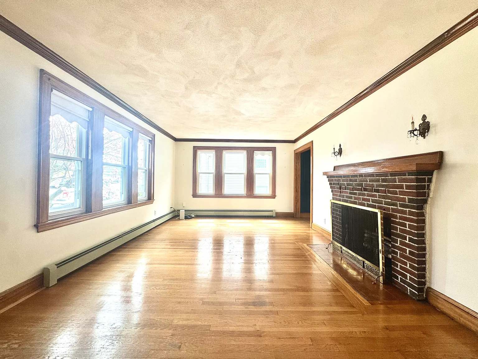 3 bed, 1.5 bath, 1700 sqft, $4,400 — Photo 3