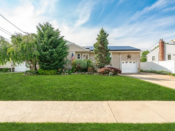 21 Hazel Avenue, Farmingdale, NY 11735