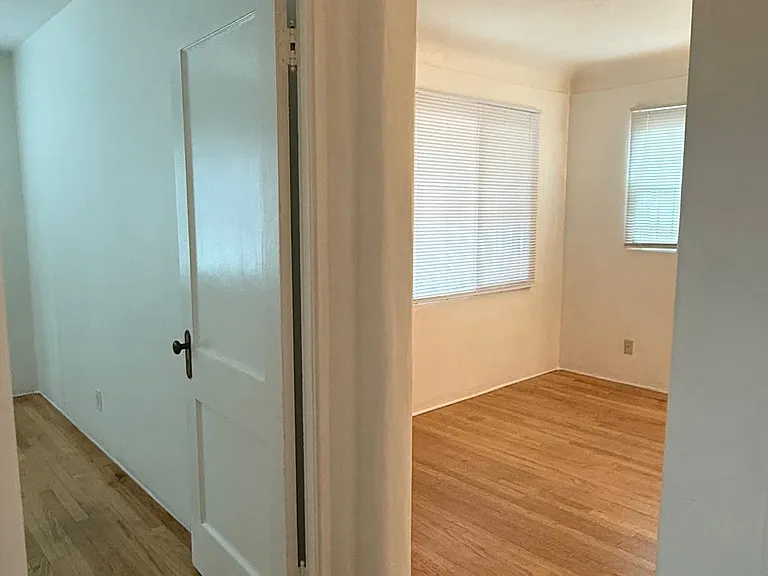 303 Girard Blvd SE #B — Photo 11