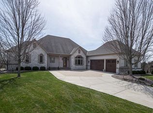 579 Southern Oak Cir, Hartland, WI 53029