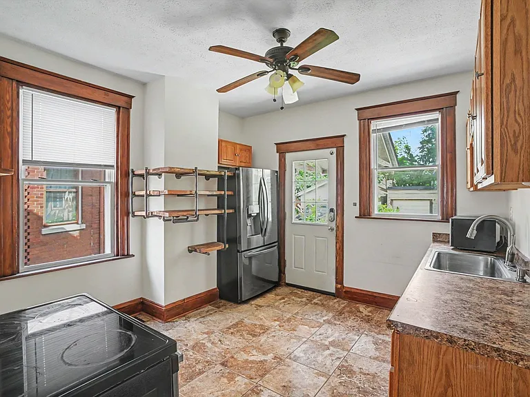 2428 Robertson Ave — Photo 19