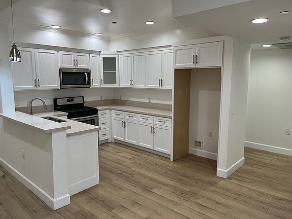 5th image of 14915 Roscoe Blvd #206