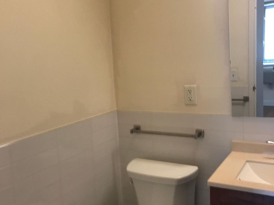 1st image of 902 Allerton Ave APT 2B