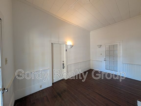 2nd image of 2972A Dickson St