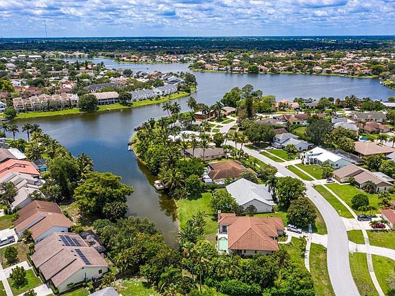 2nd image of 1369 Riverside Cir