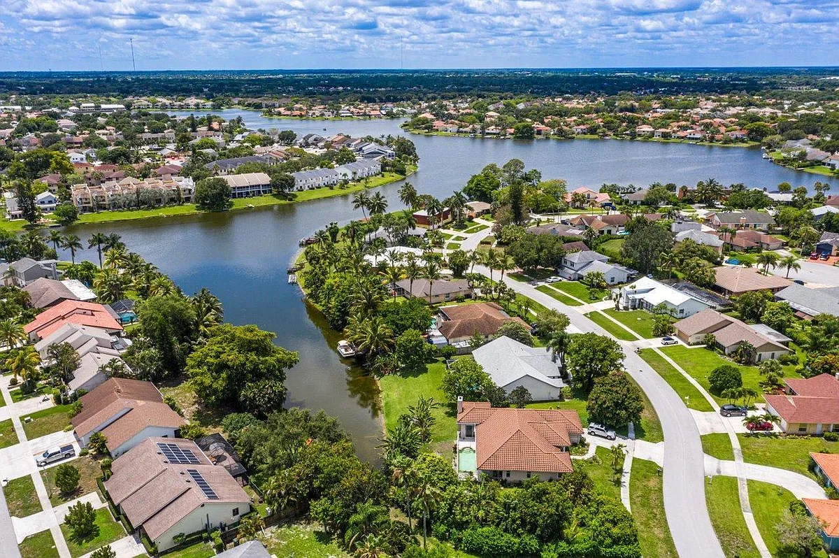 Building Photo - 1369 Riverside Cir