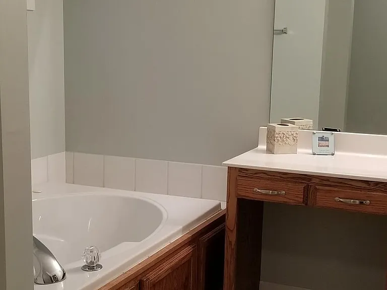 Jacuzzi tub in master suite bathroom
