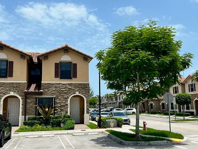 3 bed, 2.5 bath, 1545 sqft, $3,200 — Photo 3