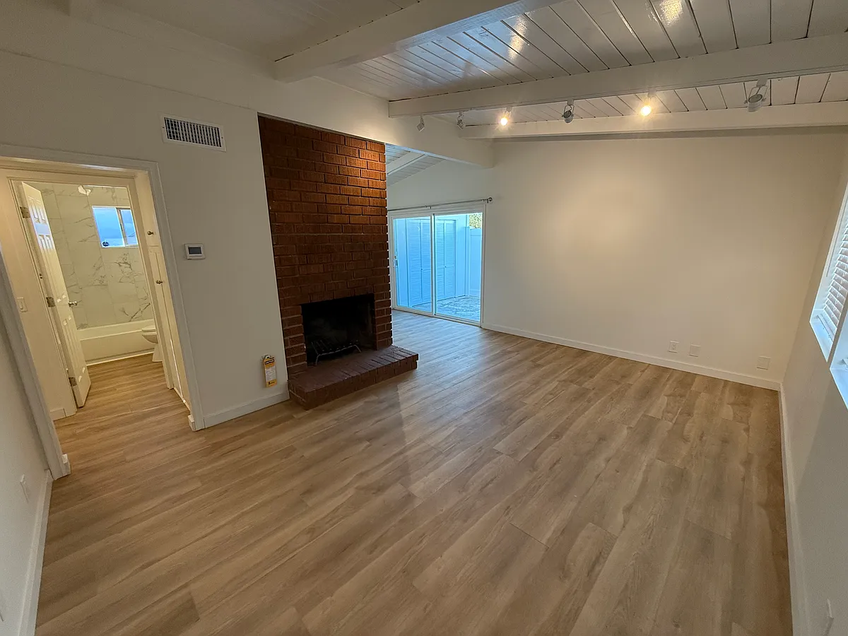 Building Photo - 578 Brossard Dr