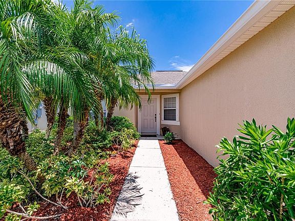 3rd image of 889 Greenleaf Cir