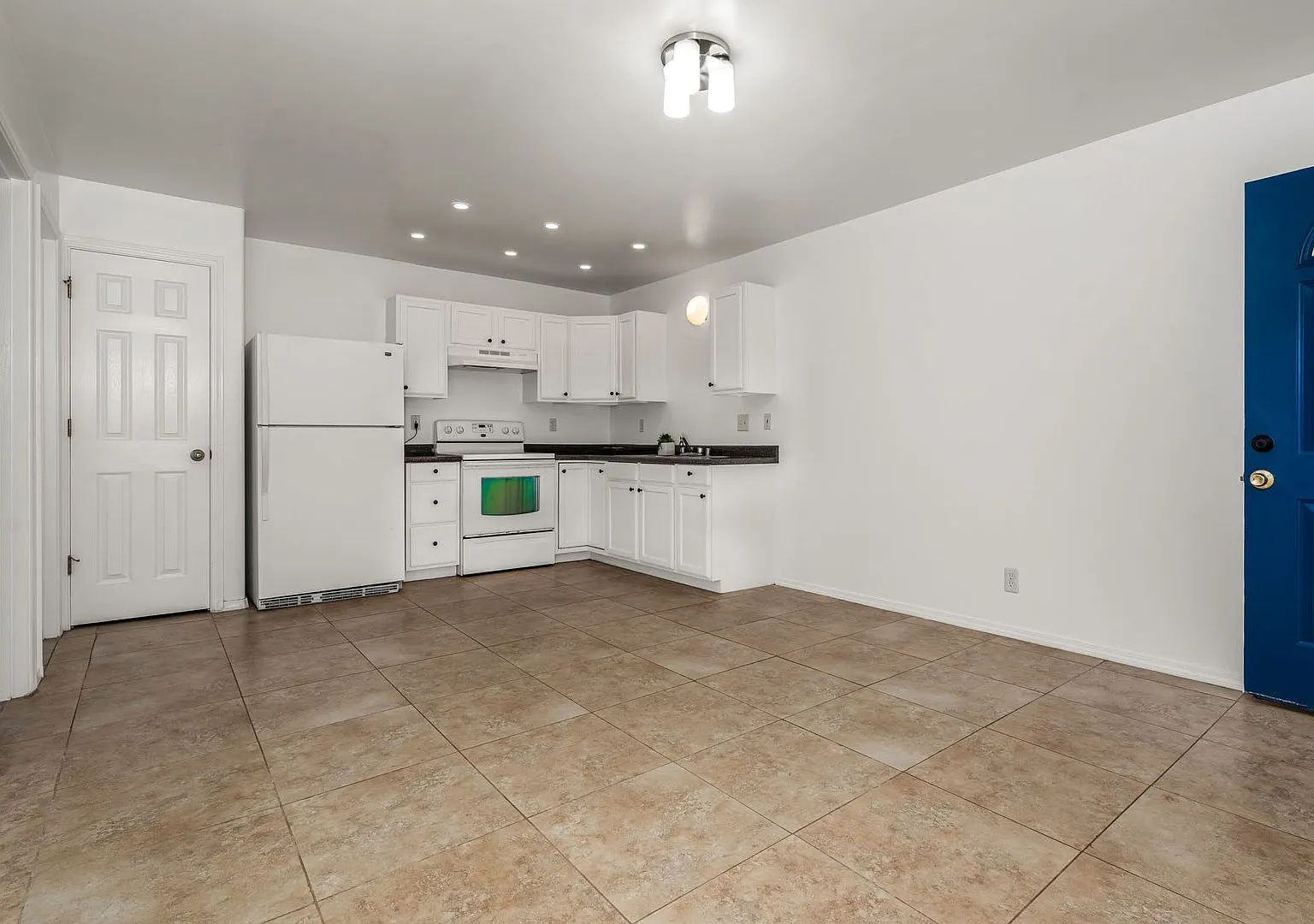 Unfurnished, 1 Bedroom/1 Bath, Ohana — Photo 4